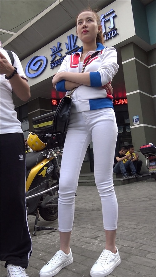 白裤小姐姐[2.09G/MP4]