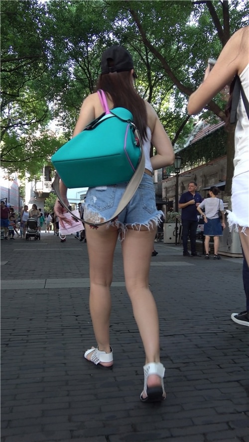 牛仔热裤月牙妹子[715M/MP4]