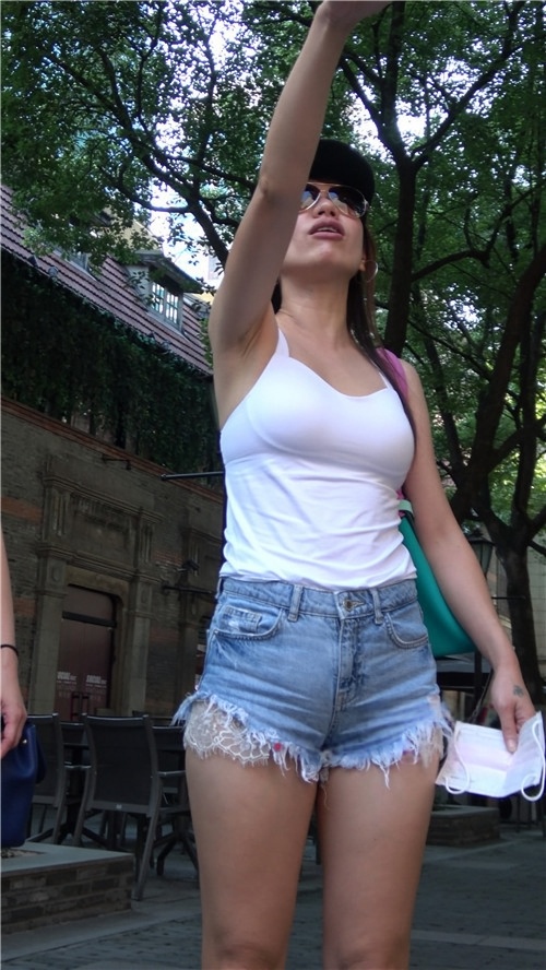 牛仔热裤月牙妹子[715M/MP4]