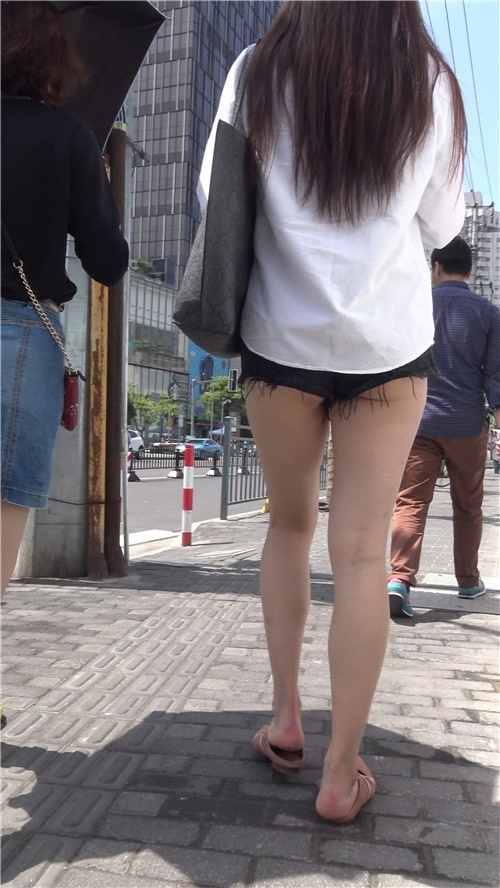 性感的牛仔热裤月牙美女[1.3G/MP4]