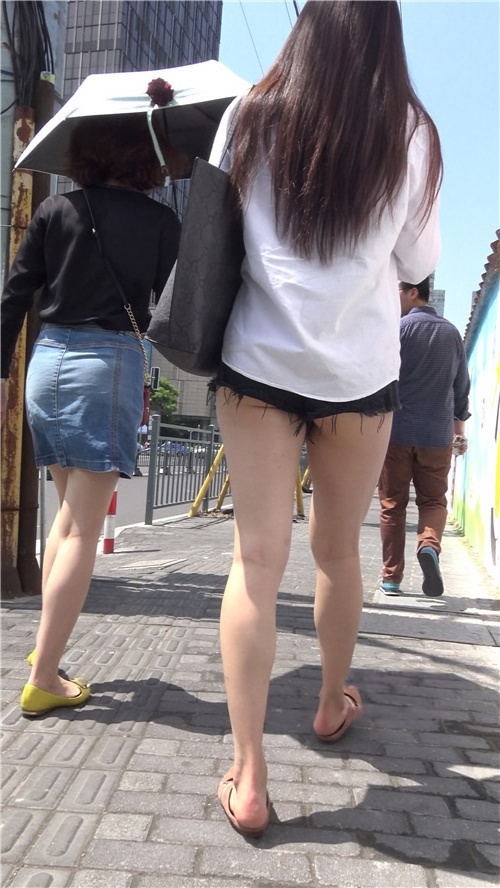 性感的牛仔热裤月牙美女[1.3G/MP4]