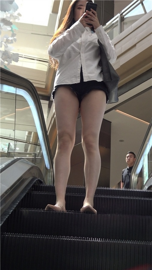 性感的牛仔热裤月牙美女[1.3G/MP4]