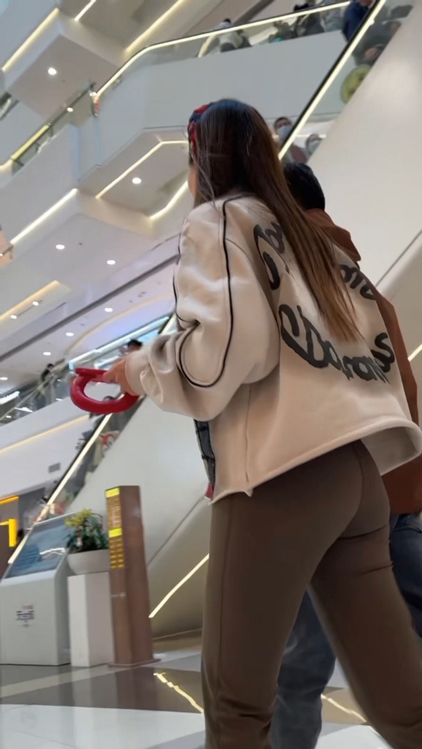 商场里的棕色圆臀紧身裤mm【309M/MP4】