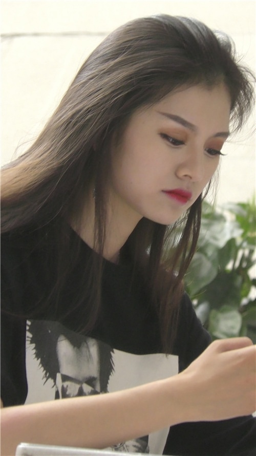 漂亮的气质美女[2.7G/MP4]