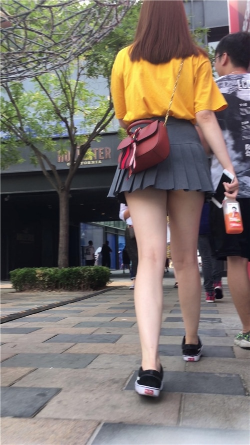 灰色百褶裙小姐姐[580M/MP4]