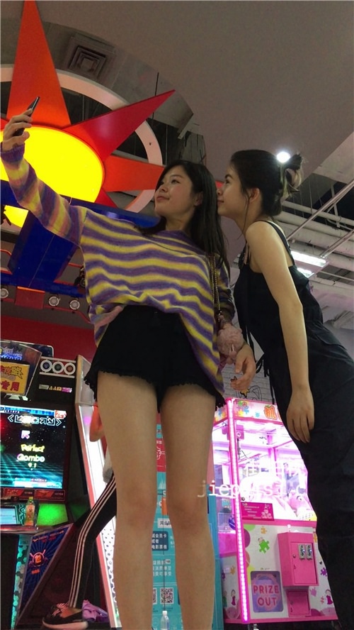 电玩城里的黑色热裤小姐姐[2.28G/MP4] 