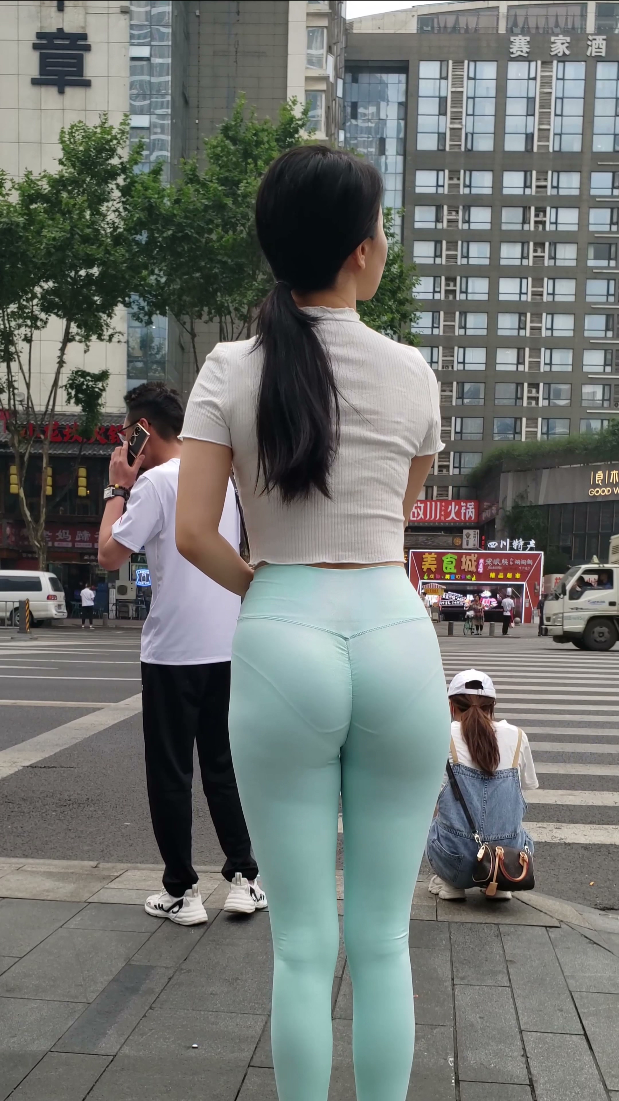 【独家收藏】瑜伽裤mm斑马线上一道亮丽的风景线【MP4/335M】