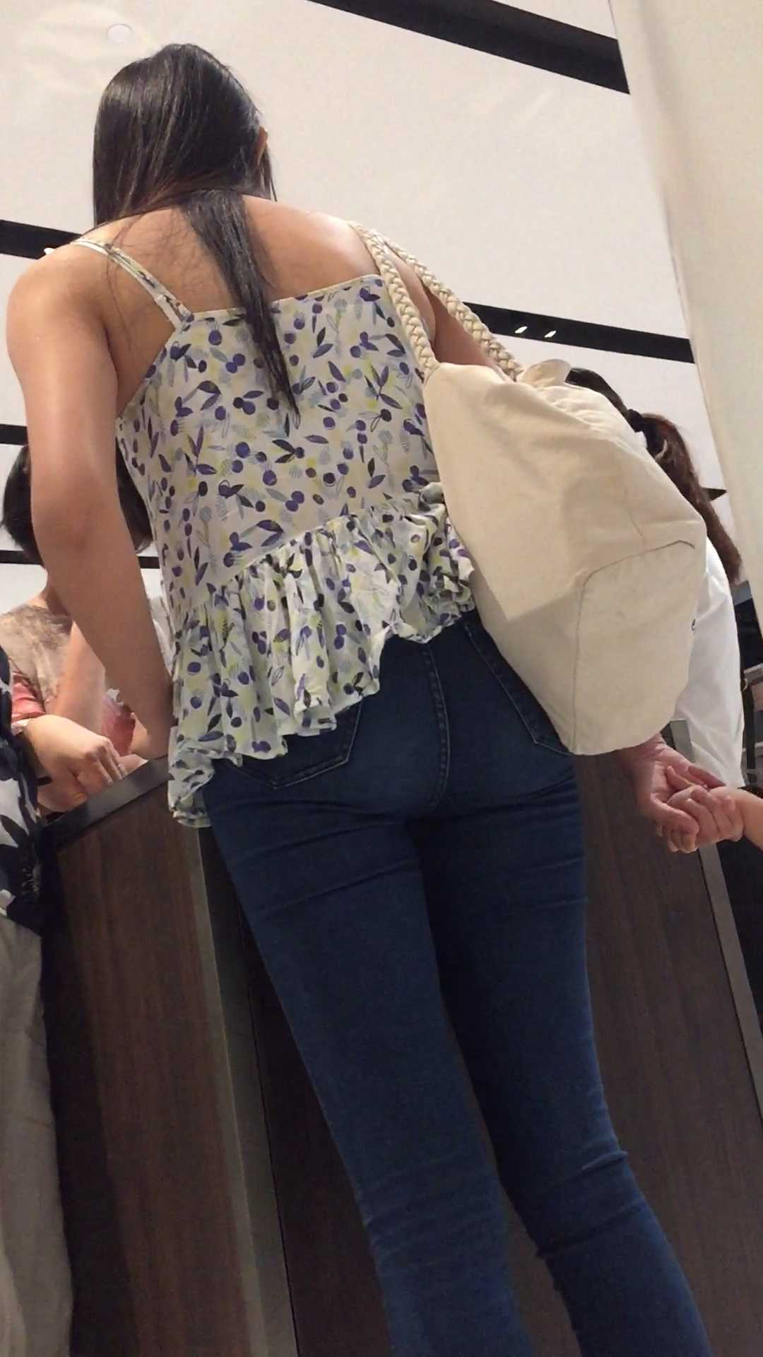 商场极品牛仔巨臀大美女【积分48】