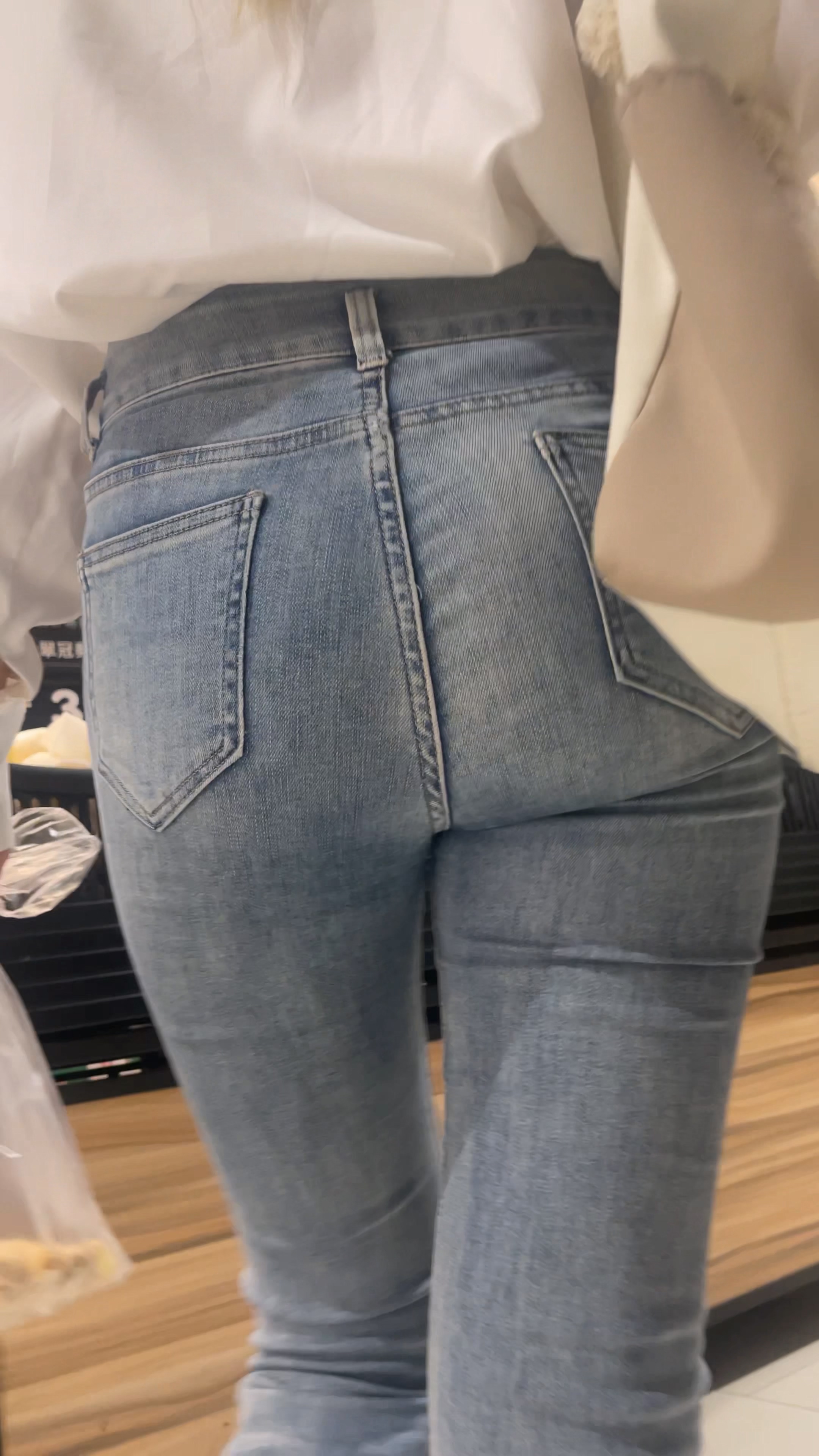 【独家】浅蓝色紧身牛仔裤苹果屯【MP4/2G】