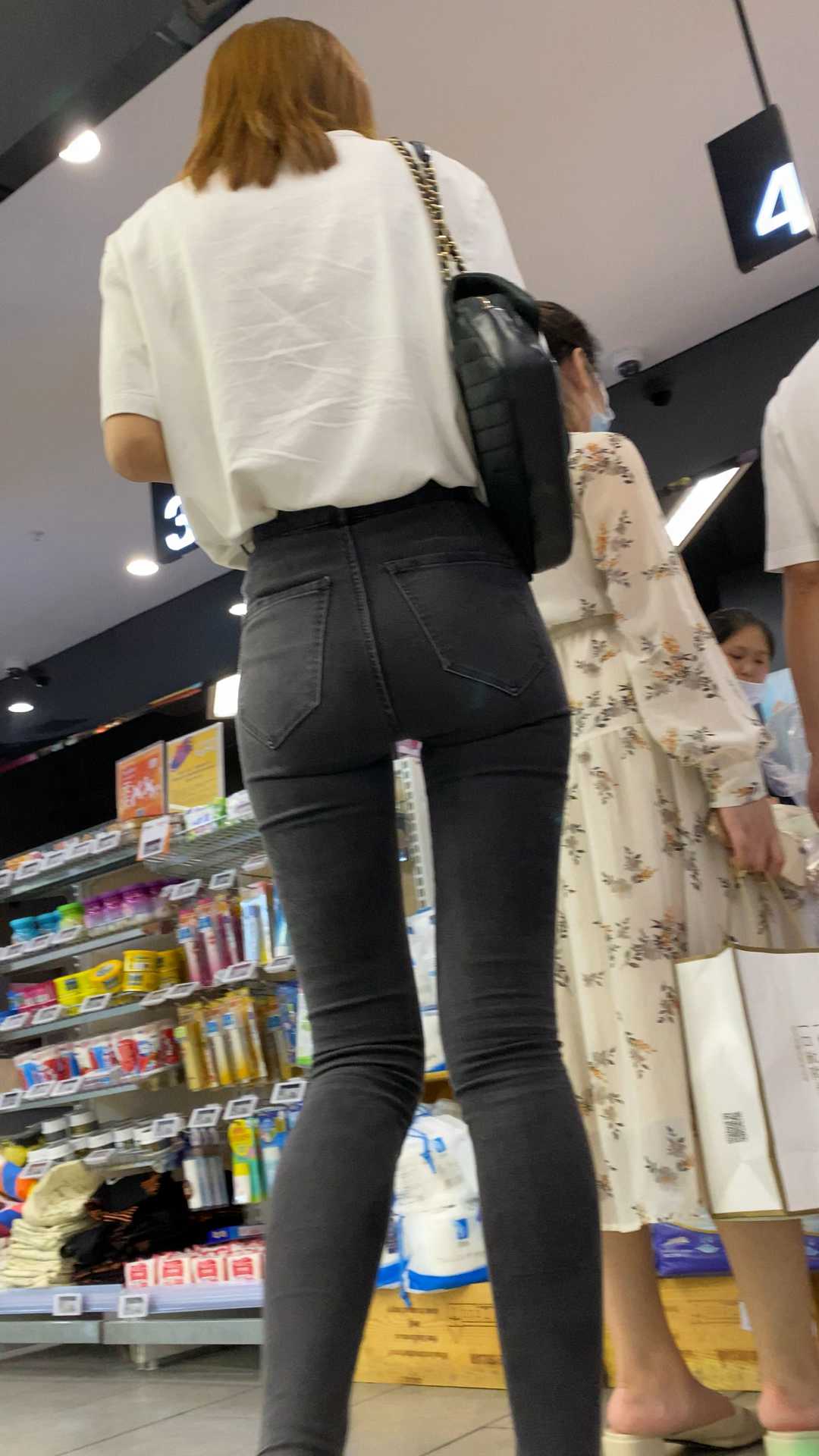 性感黑牛仔苹果臀深沟妹子[积分148]