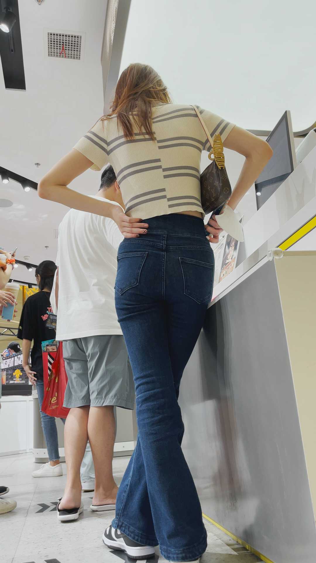极品牛仔包臀美女小姐姐【积分135】