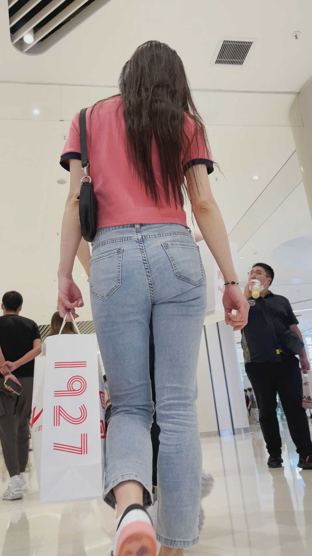 商场长发翘臀牛仔小姐姐【积分120】