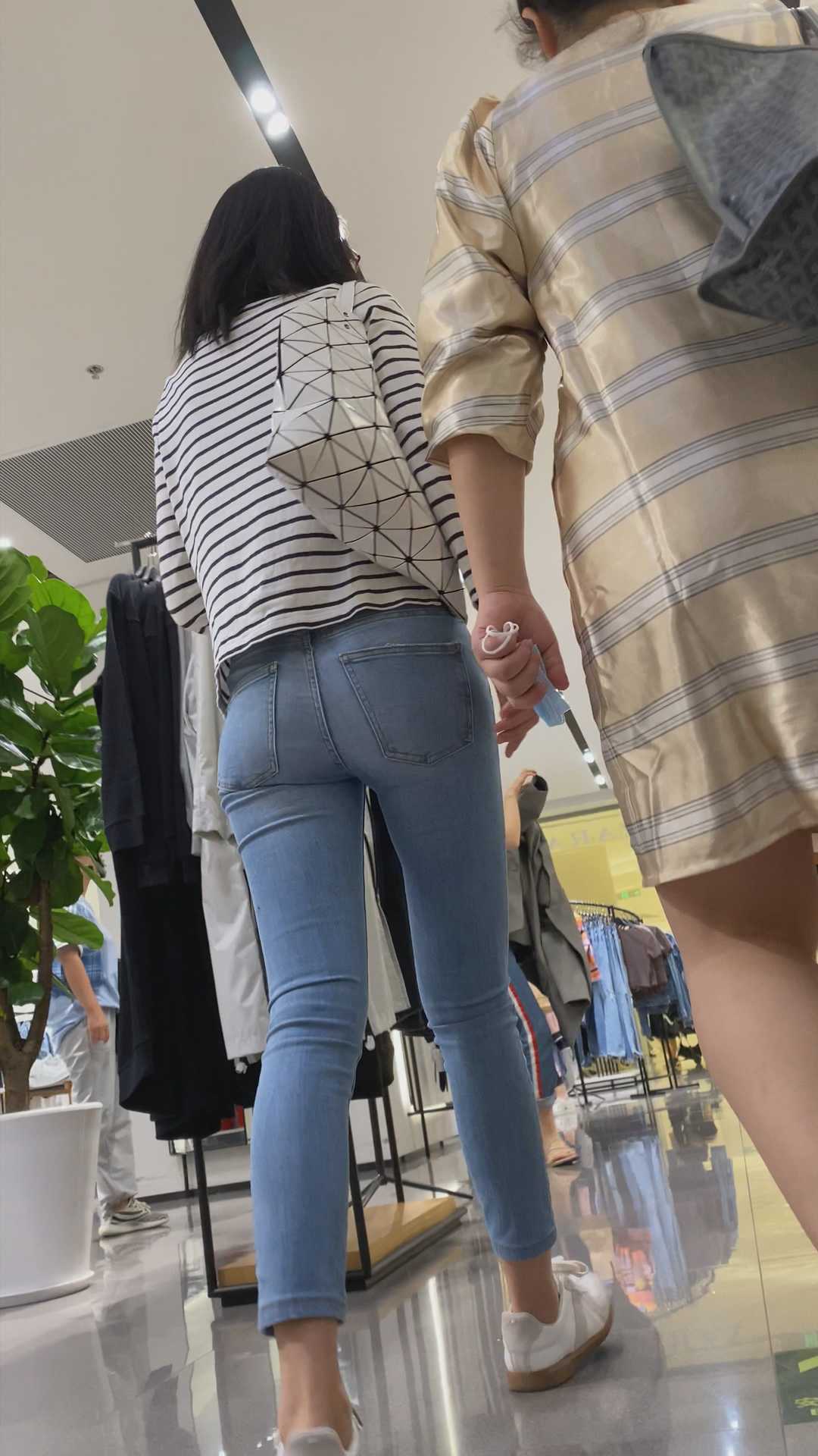 商场紧身蓝牛紧宽臀少妇【积分57】