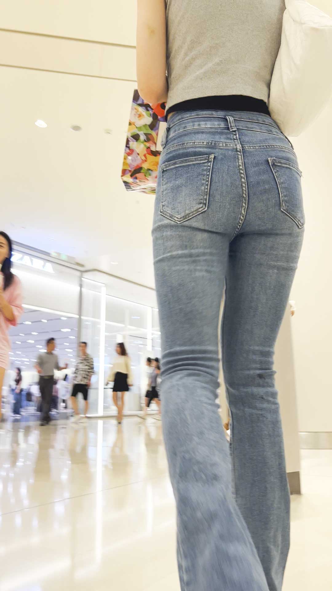 紧身牛仔裤美女散发迷人魅力【积分255】