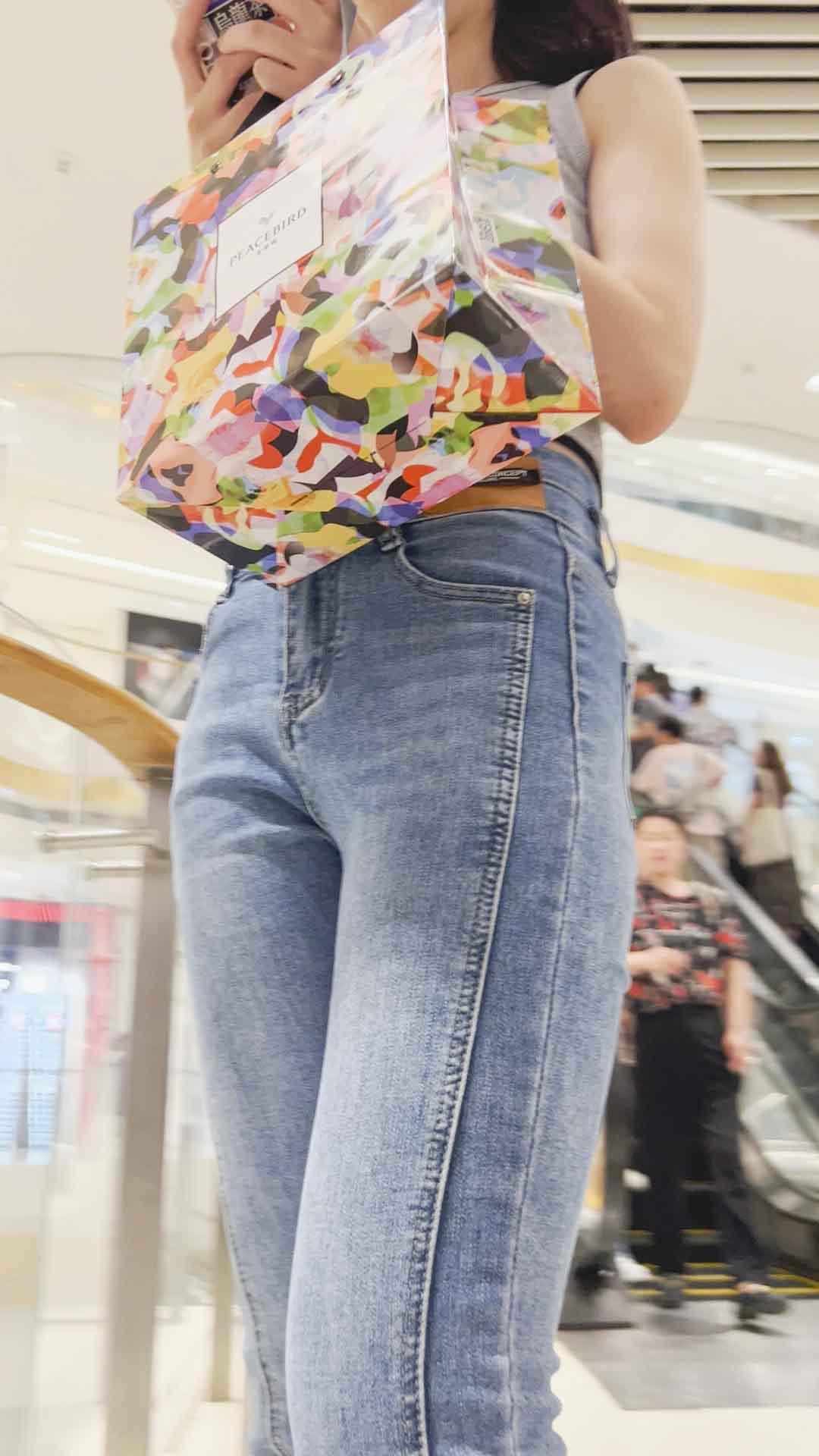 紧身牛仔裤美女散发迷人魅力【积分255】