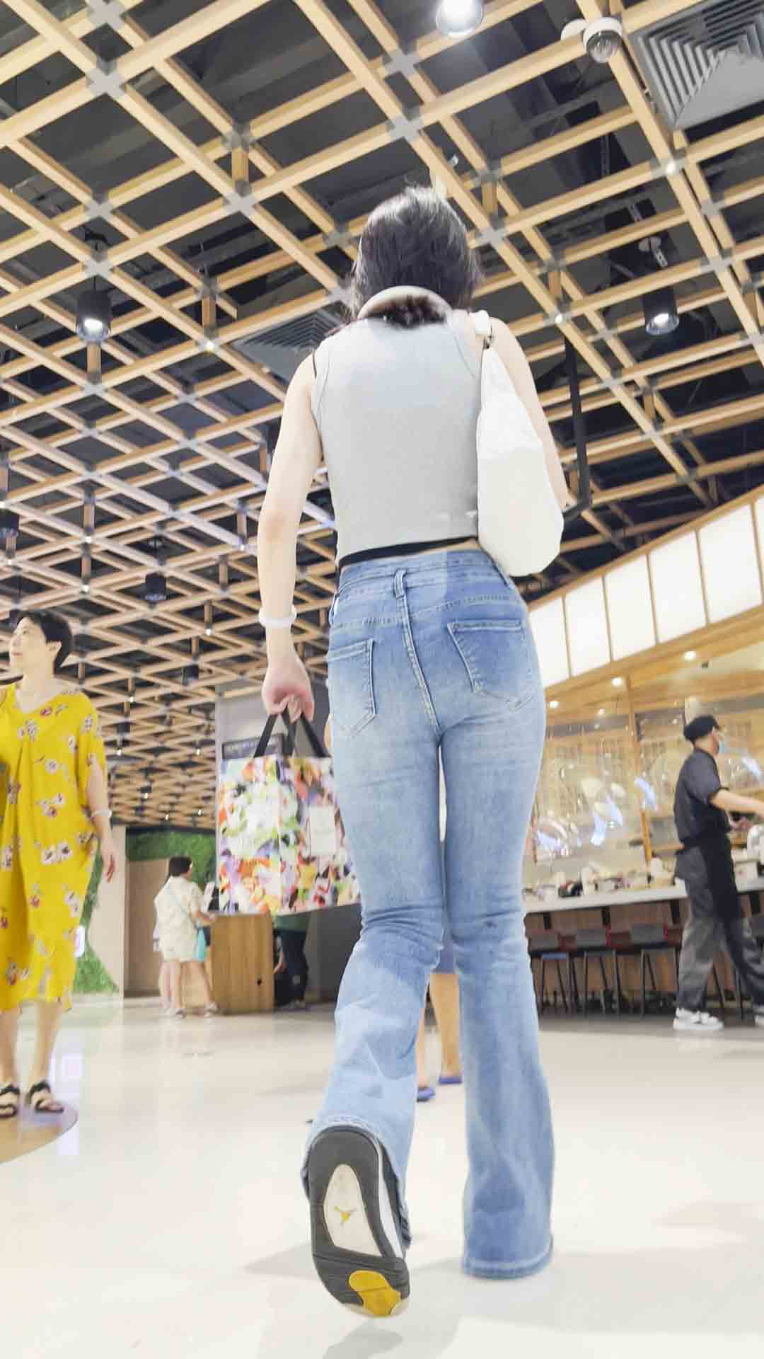 紧身牛仔裤美女散发迷人魅力【积分255】