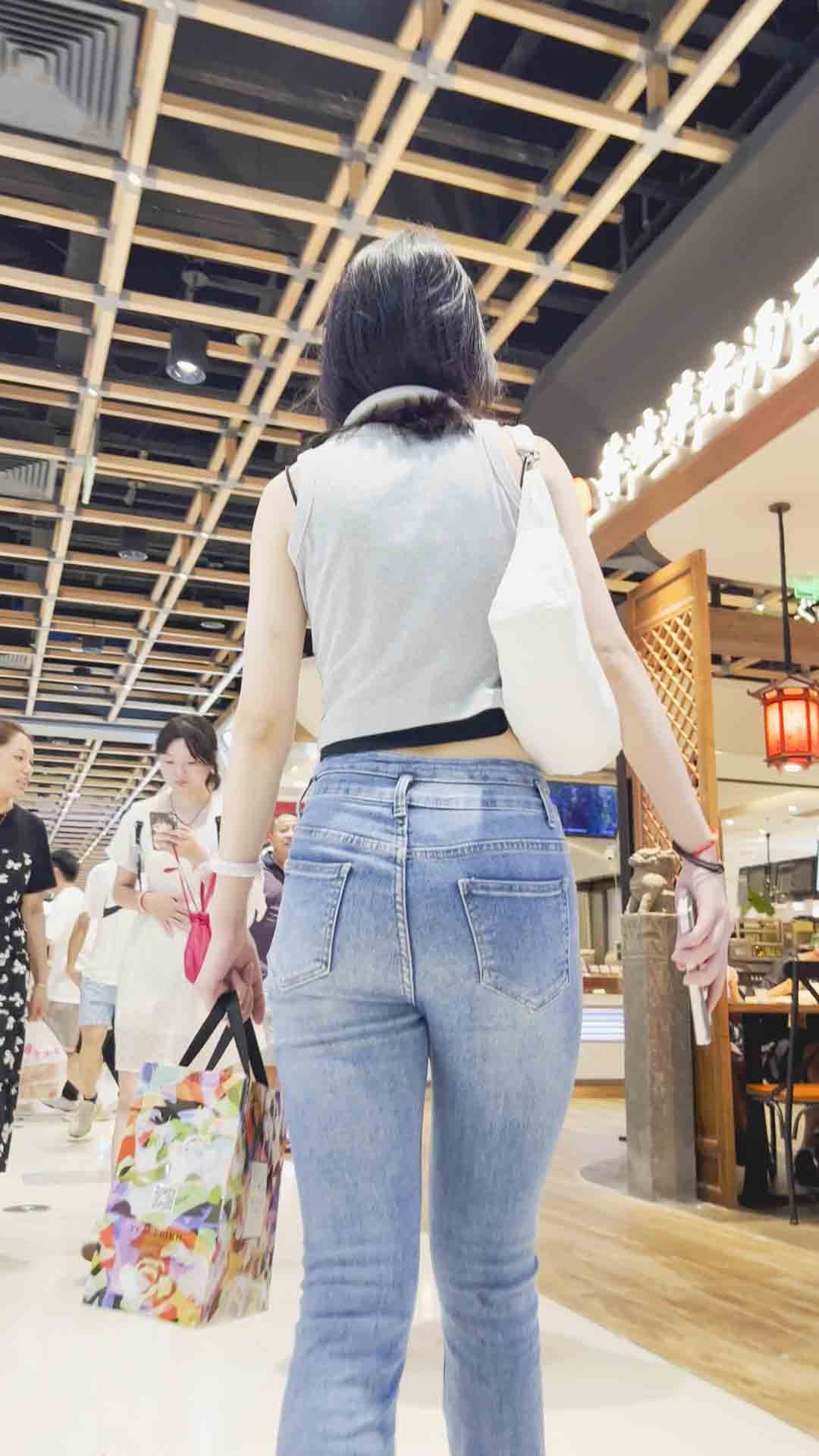 紧身牛仔裤美女散发迷人魅力【积分255】