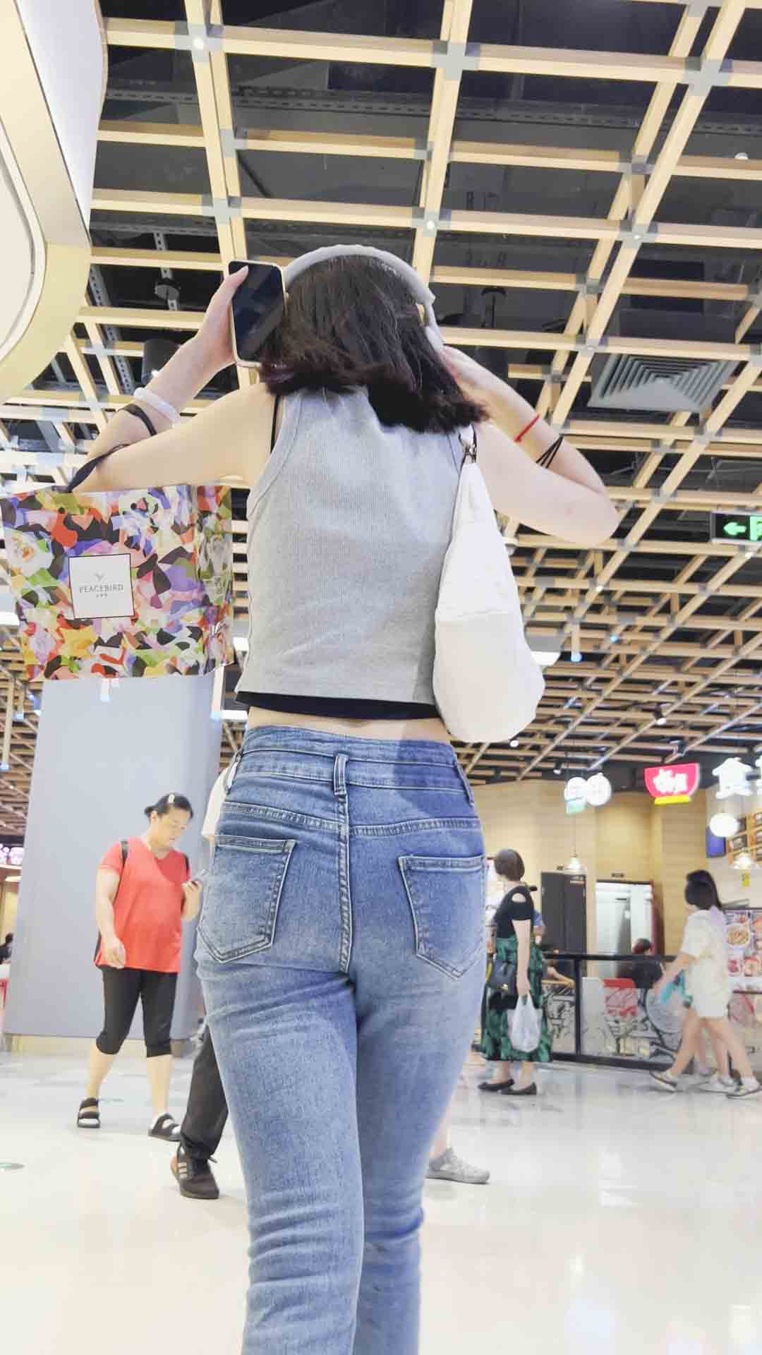 紧身牛仔裤美女散发迷人魅力【积分255】