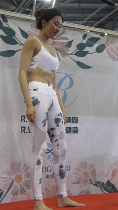 [欧阳幽明] 4K超清视频！极品紧身白色瑜伽裤美女，做瑜伽动作[MP4/2GB]