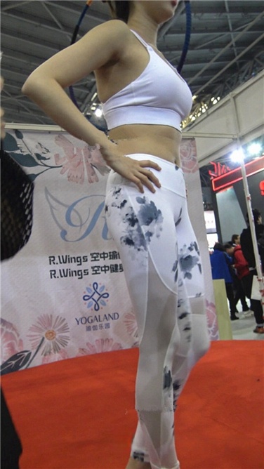 [欧阳幽明] 4K超清视频！极品紧身白色瑜伽裤美女，做瑜伽动作[MP4/2GB]