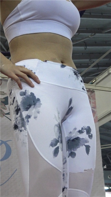 [欧阳幽明] 4K超清视频！极品紧身白色瑜伽裤美女，做瑜伽动作[MP4/2GB]