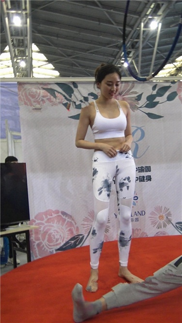 [欧阳幽明] 4K超清视频！极品紧身白色瑜伽裤美女，做瑜伽动作[MP4/2GB]