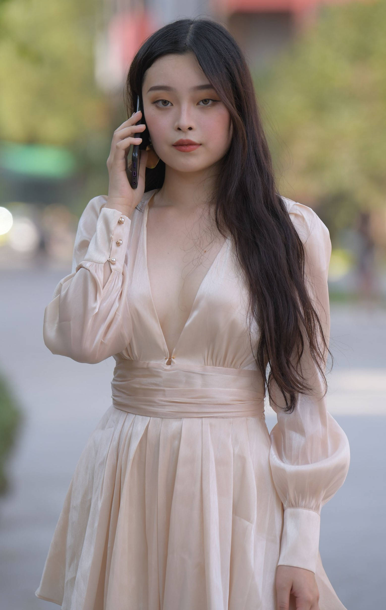 丝绸连衣短裙美女【套图+视频】