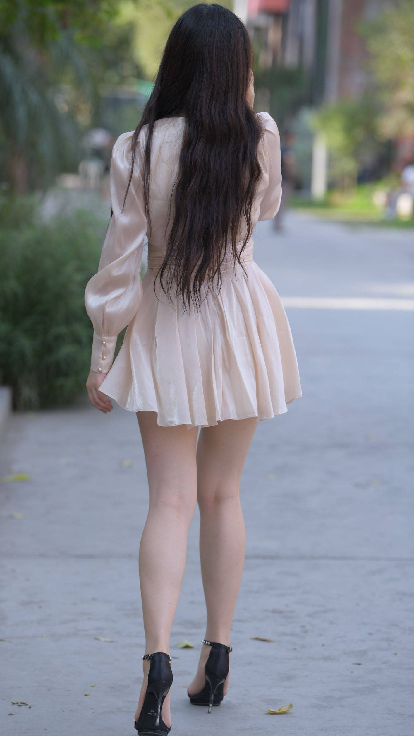 丝绸连衣短裙美女【套图+视频】