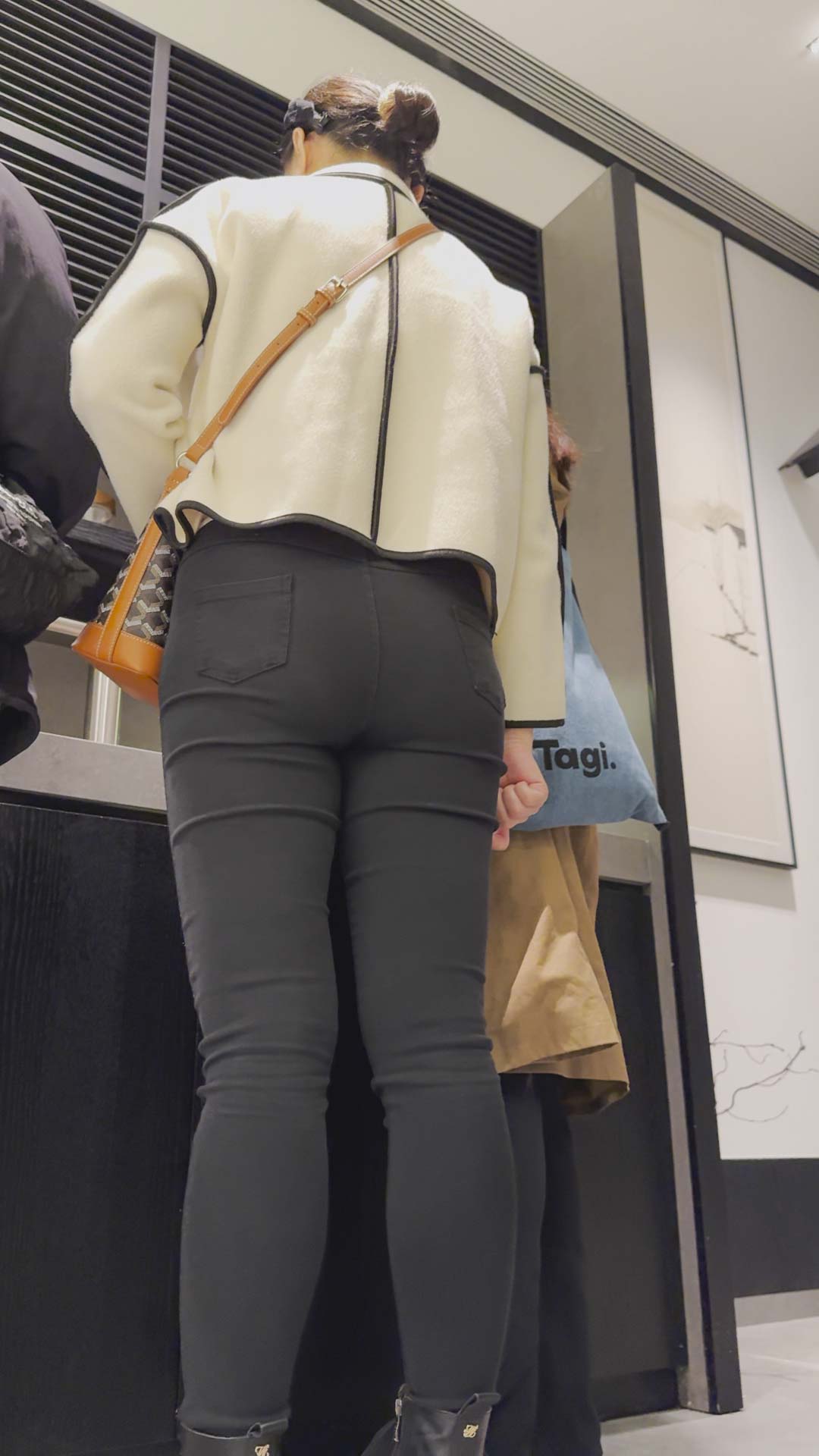 性感包臀黑裤美女小姐姐【积分132】