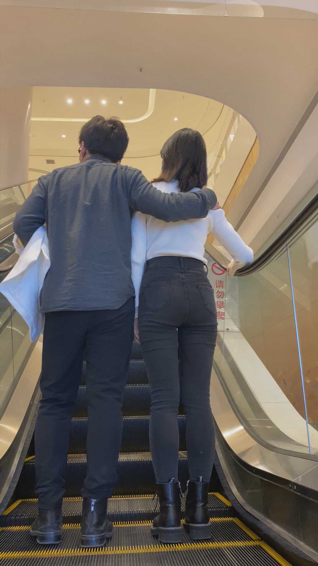 性感黑牛仔紧臀美女小姐姐【积分65】