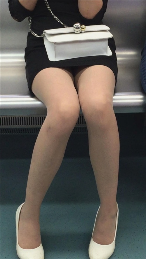 地铁车厢内的黑色包臀裙美腿美女[129M/MP4]