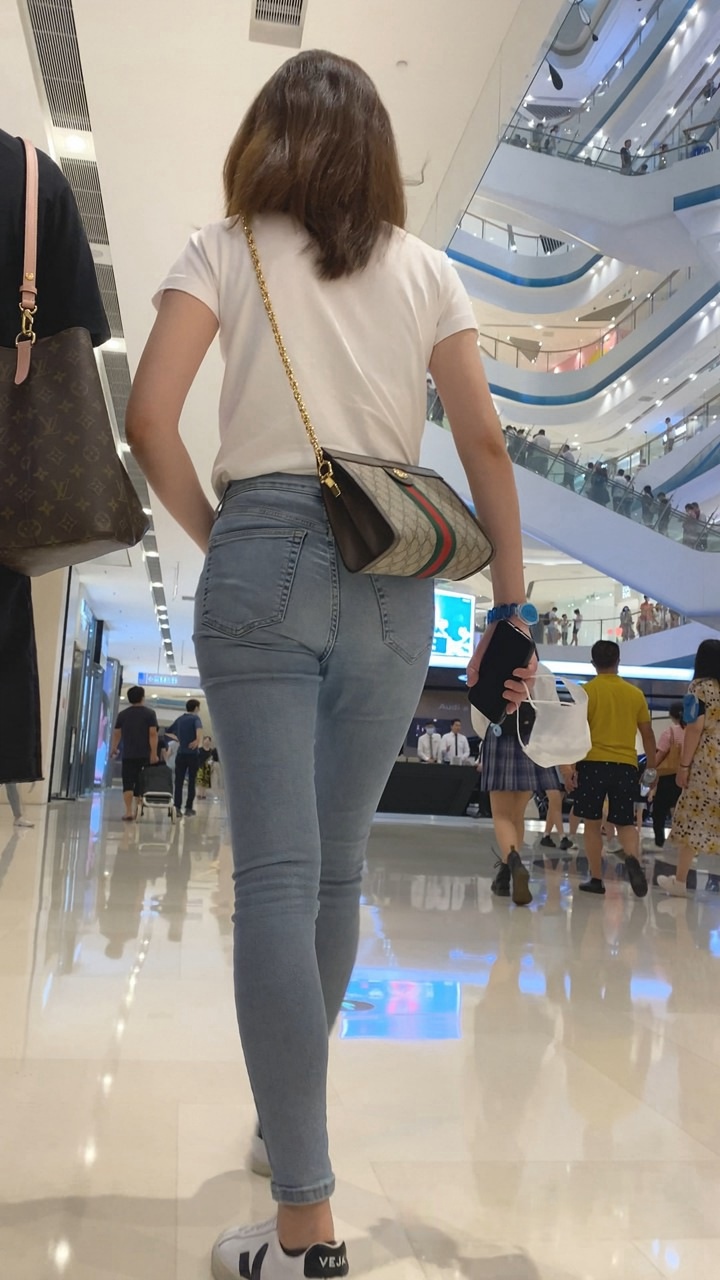 戴眼镜的浅蓝色性感紧身牛仔裤女孩[876M]
