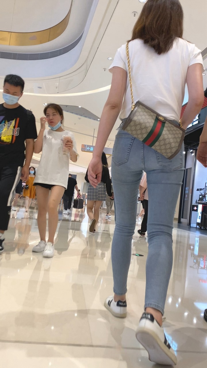 戴眼镜的浅蓝色性感紧身牛仔裤女孩[876M]