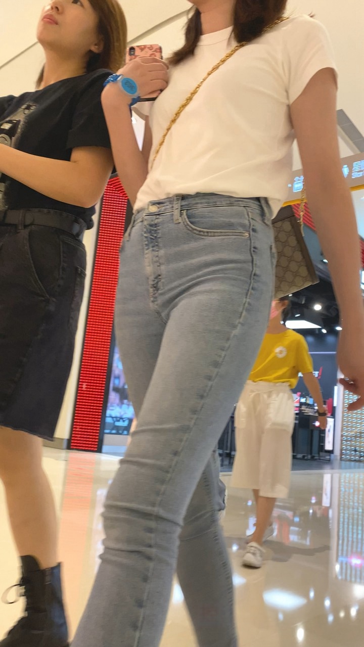 戴眼镜的浅蓝色性感紧身牛仔裤女孩[876M]