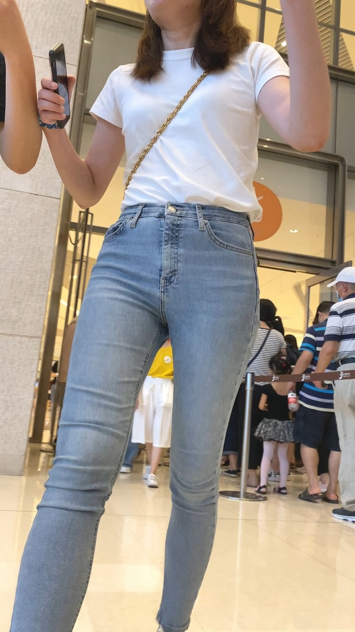 戴眼镜的浅蓝色性感紧身牛仔裤女孩[876M]