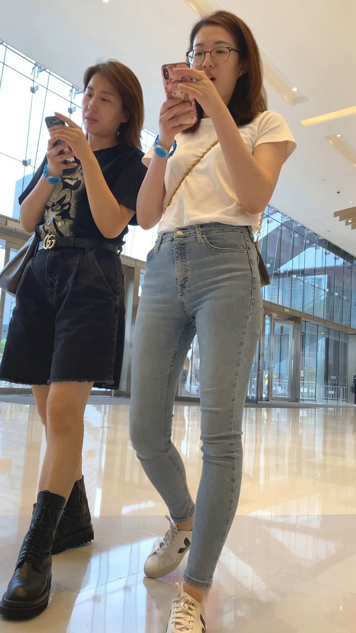 戴眼镜的浅蓝色性感紧身牛仔裤女孩[876M]
