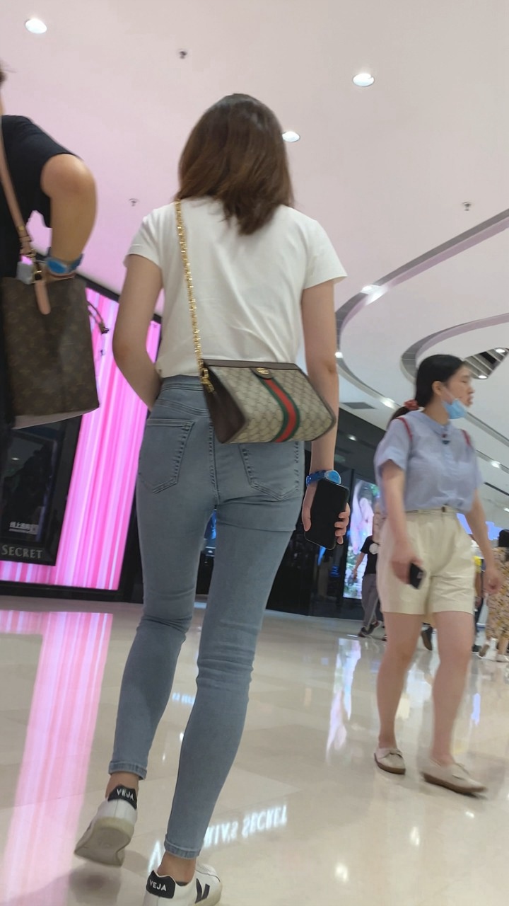 戴眼镜的浅蓝色性感紧身牛仔裤女孩[876M]