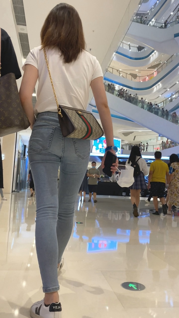 戴眼镜的浅蓝色性感紧身牛仔裤女孩[876M]