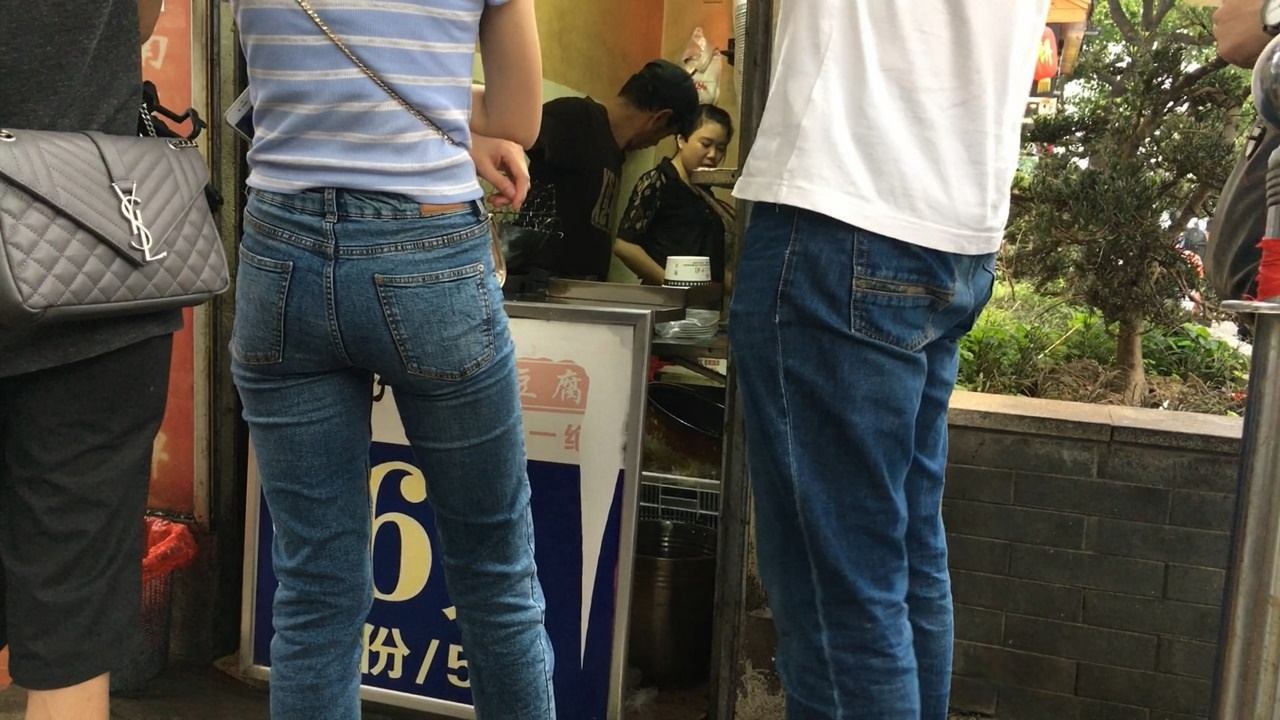 女人臀部圆润蓝色紧身牛仔裤MM街拍[146M/MOV]