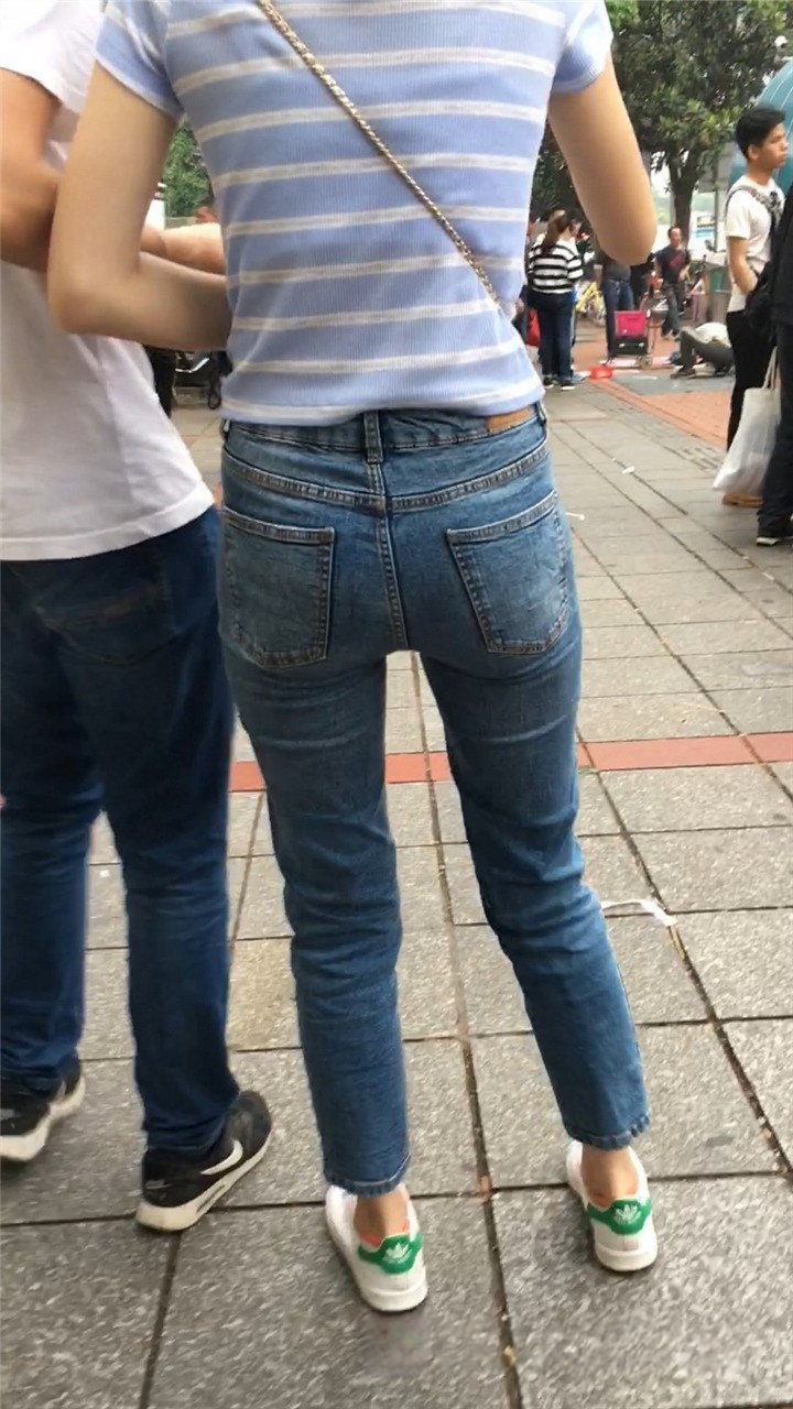 女人臀部圆润蓝色紧身牛仔裤MM街拍[146M/MOV]