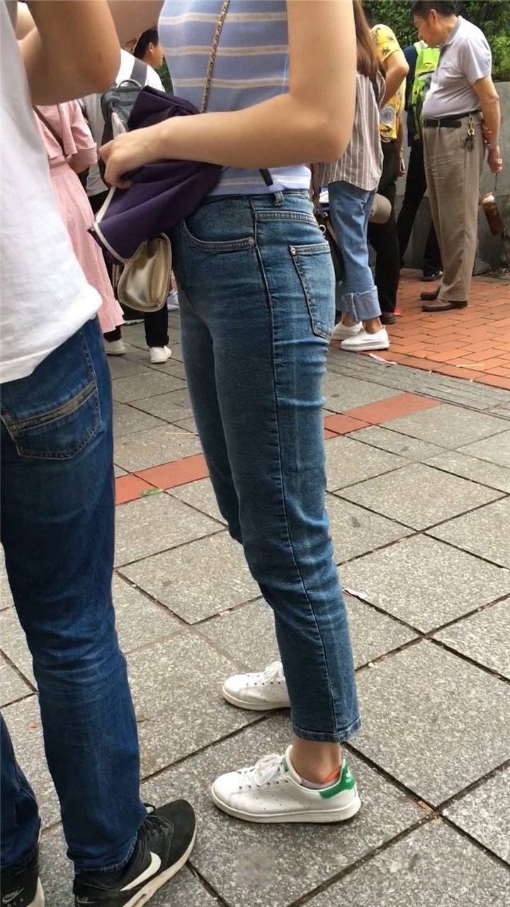 女人臀部圆润蓝色紧身牛仔裤MM街拍[146M/MOV]
