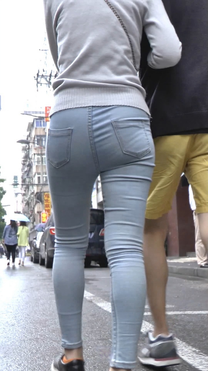 浅蓝色宽臀牛仔裤mm[439M/MP4]