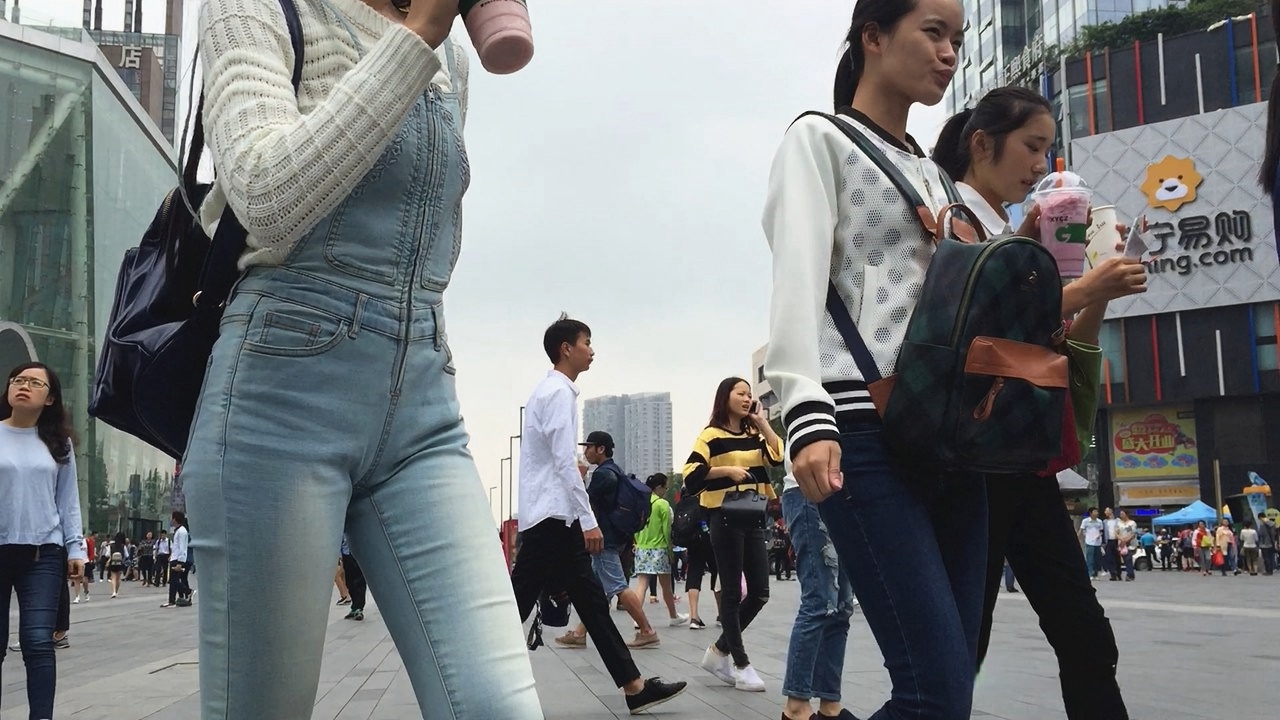 浅蓝色紧身牛仔裤MM[400M/MP4]
