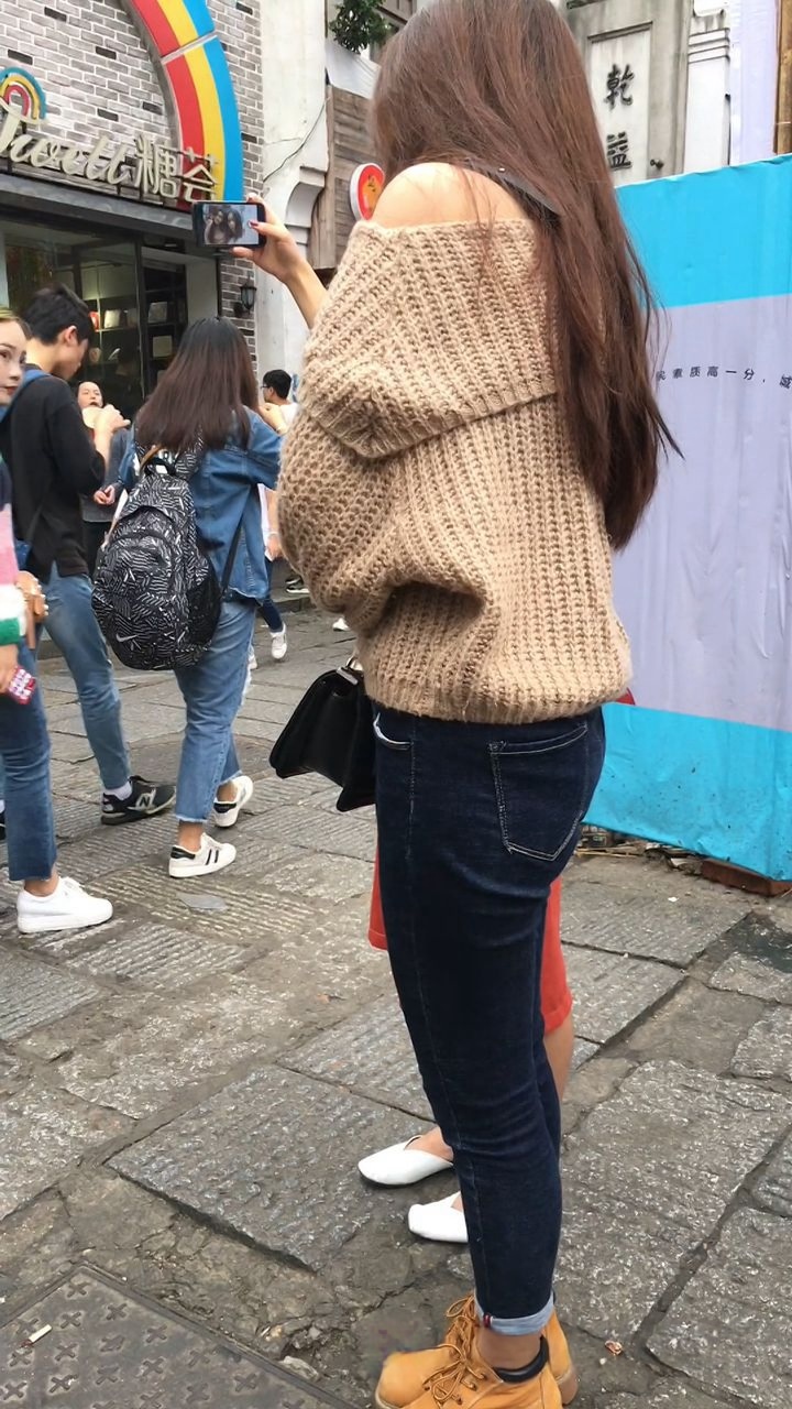 深蓝色紧身牛仔裤美女[1G/AVI]