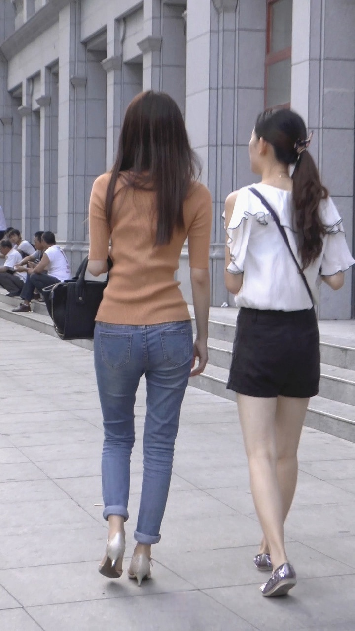 长发细腰牛仔裤美眉[243M/MP4]