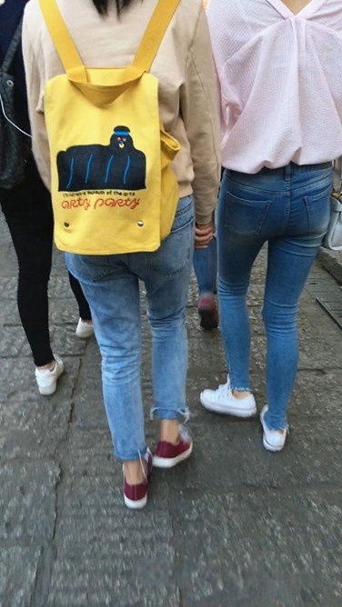 街拍两个牛仔裤美眉[145M/MOV]