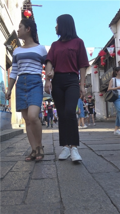 红衣黑裤女孩[956M/MP4]