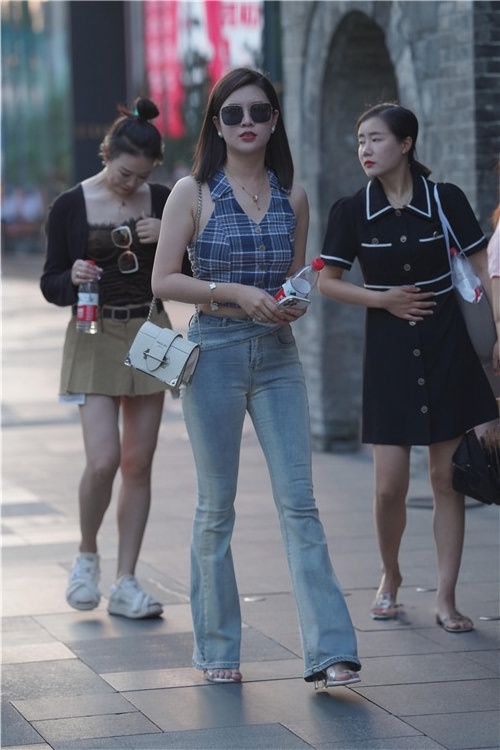 戴墨镜的牛仔裤美女(85P)[1.02G/JPG]