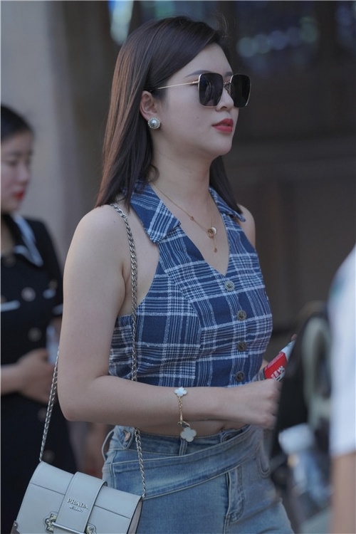 戴墨镜的牛仔裤美女(85P)[1.02G/JPG]