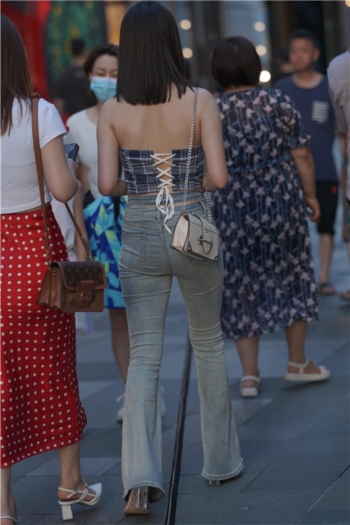 戴墨镜的牛仔裤美女(85P)[1.02G/JPG]